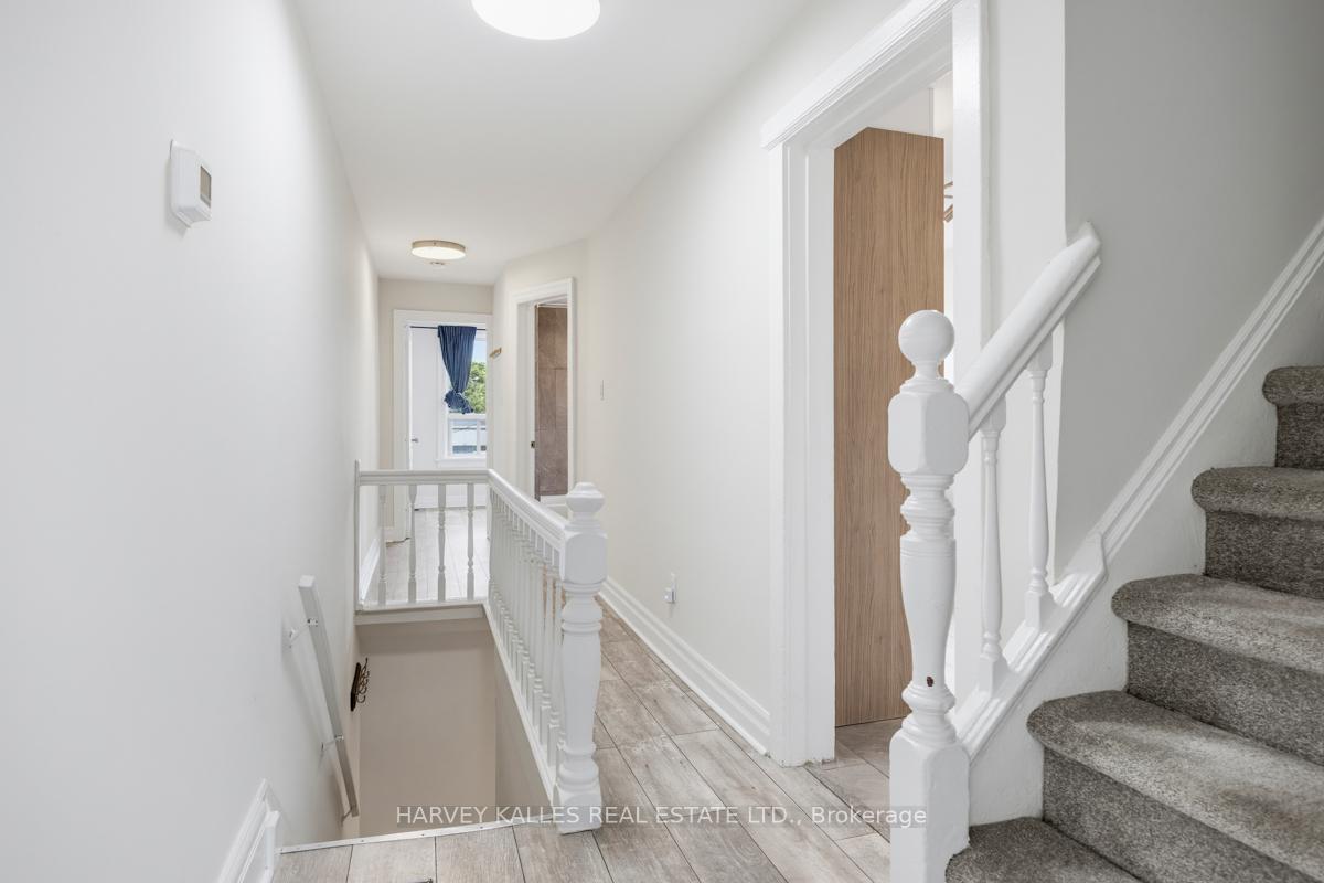 910 Bloor Street W