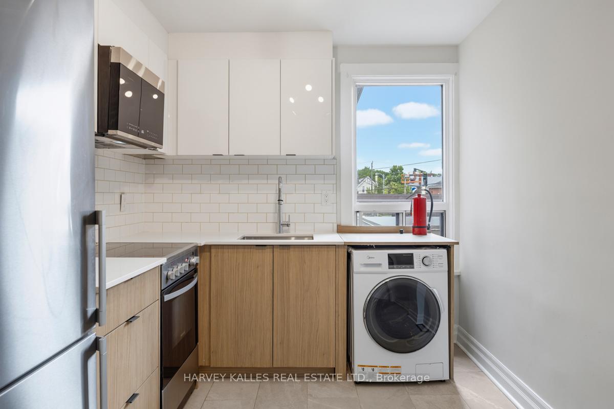 910 Bloor Street W