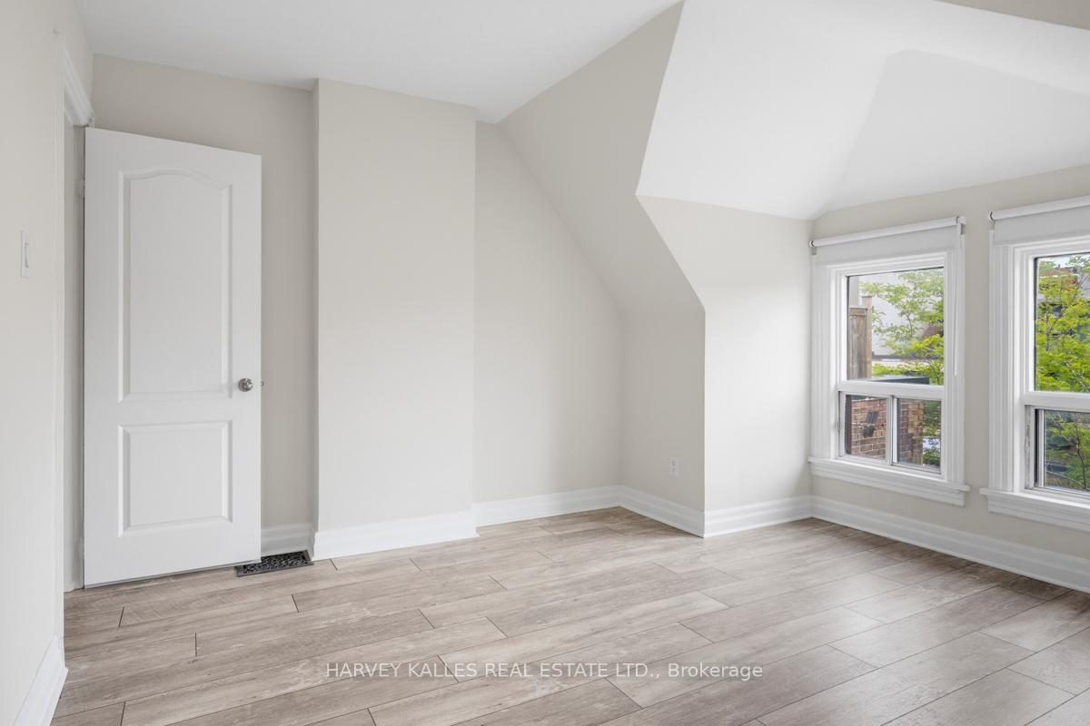 910 Bloor Street W