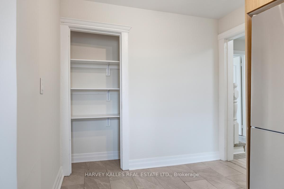 910 Bloor Street W