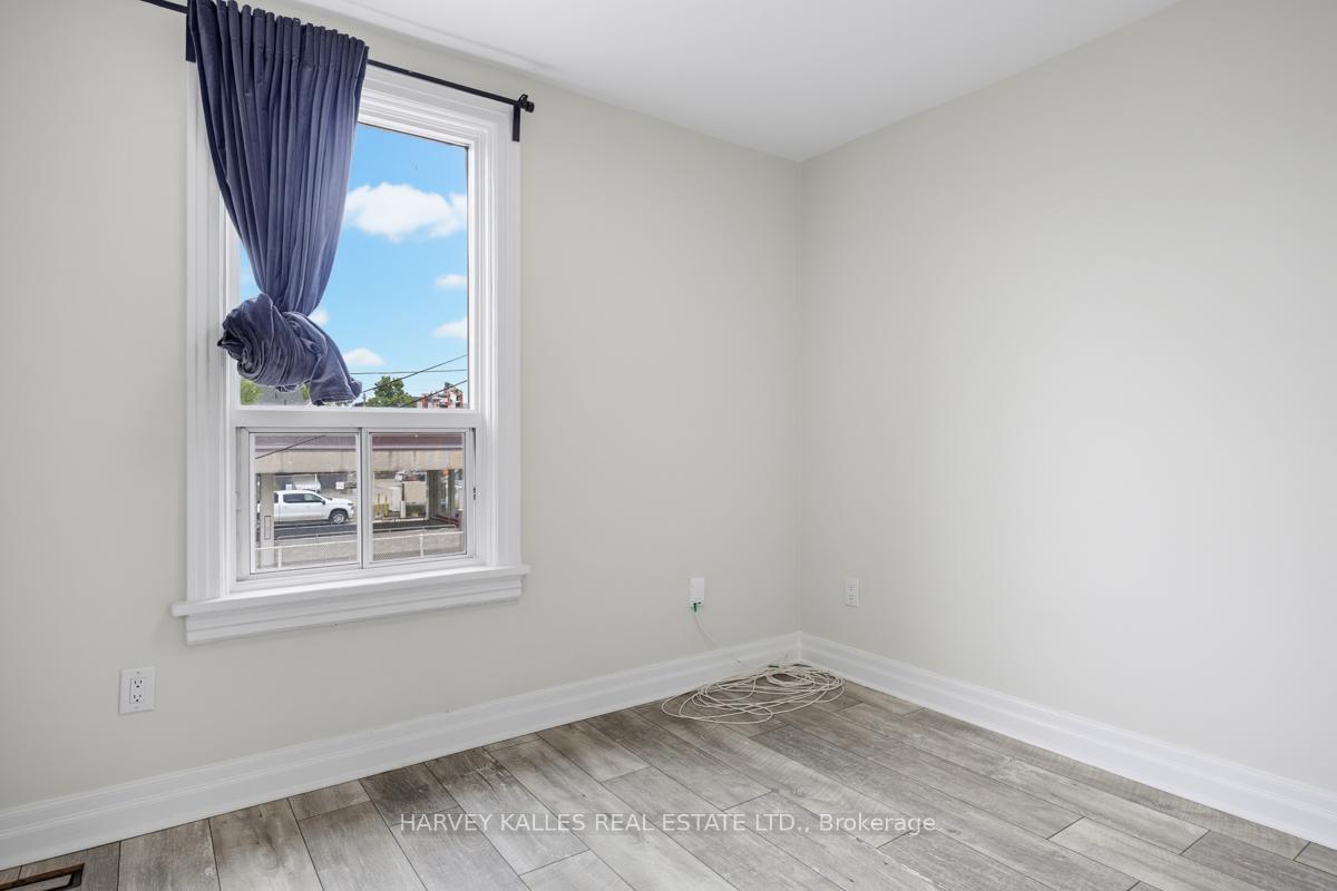 910 Bloor Street W