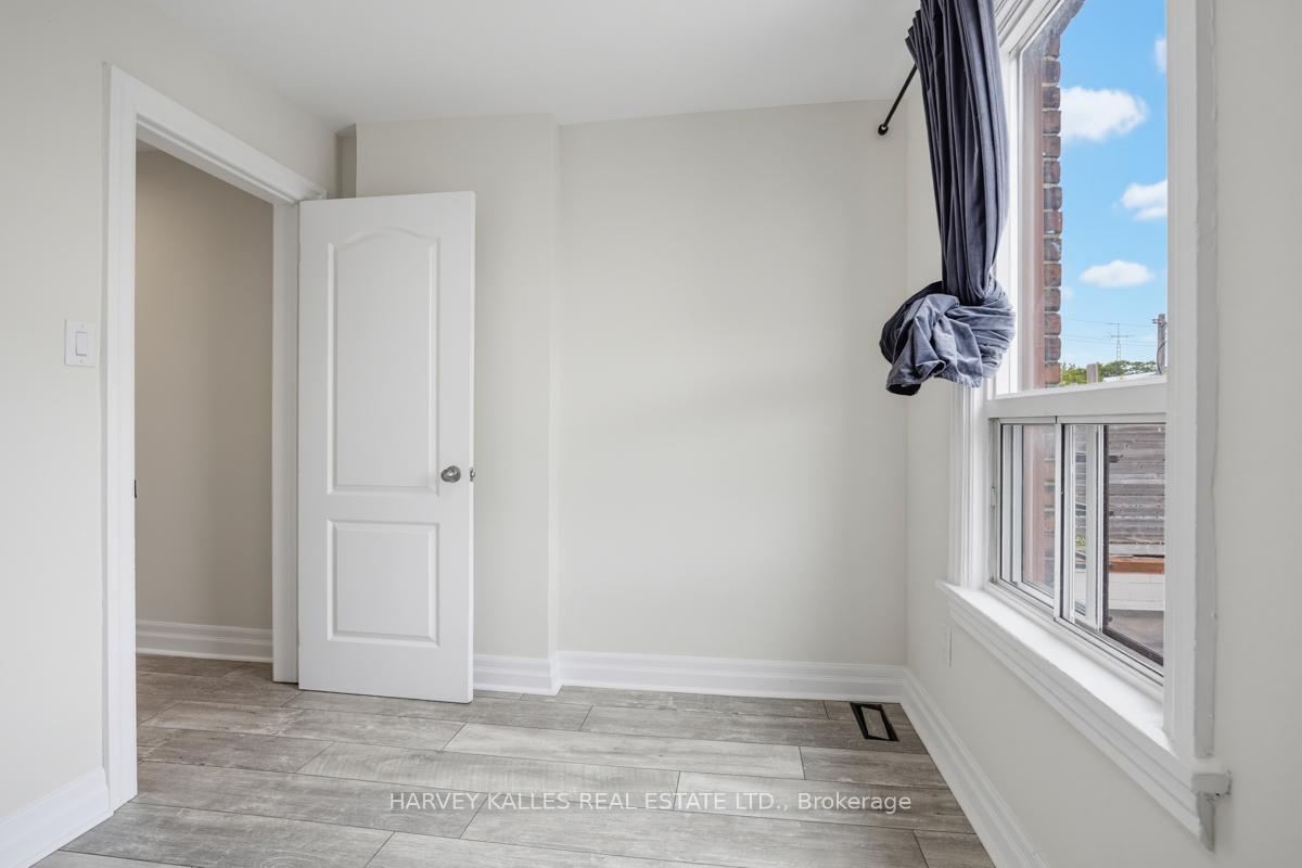 910 Bloor Street W