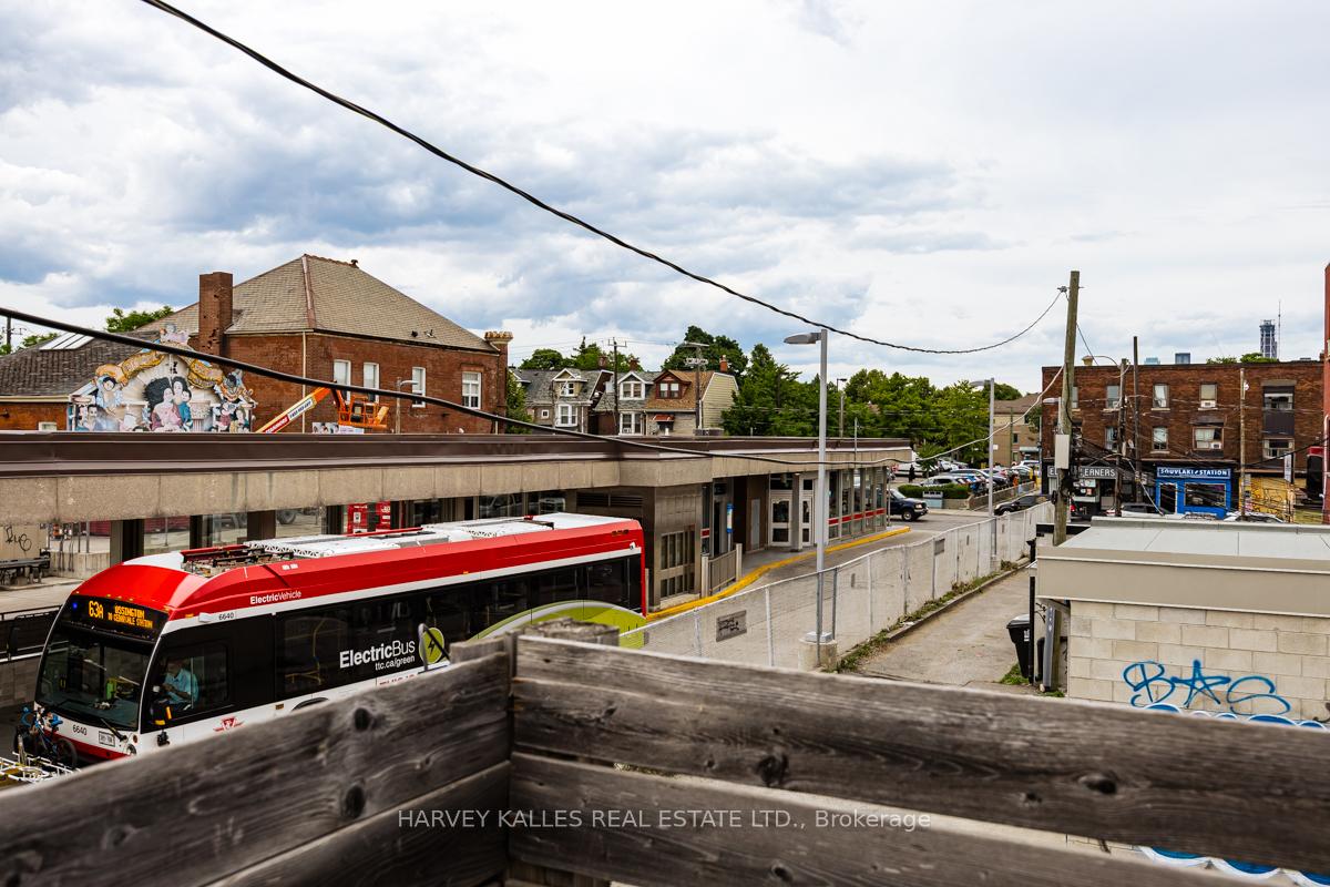 914 Bloor Street W Upper, Toronto Unit: Upper