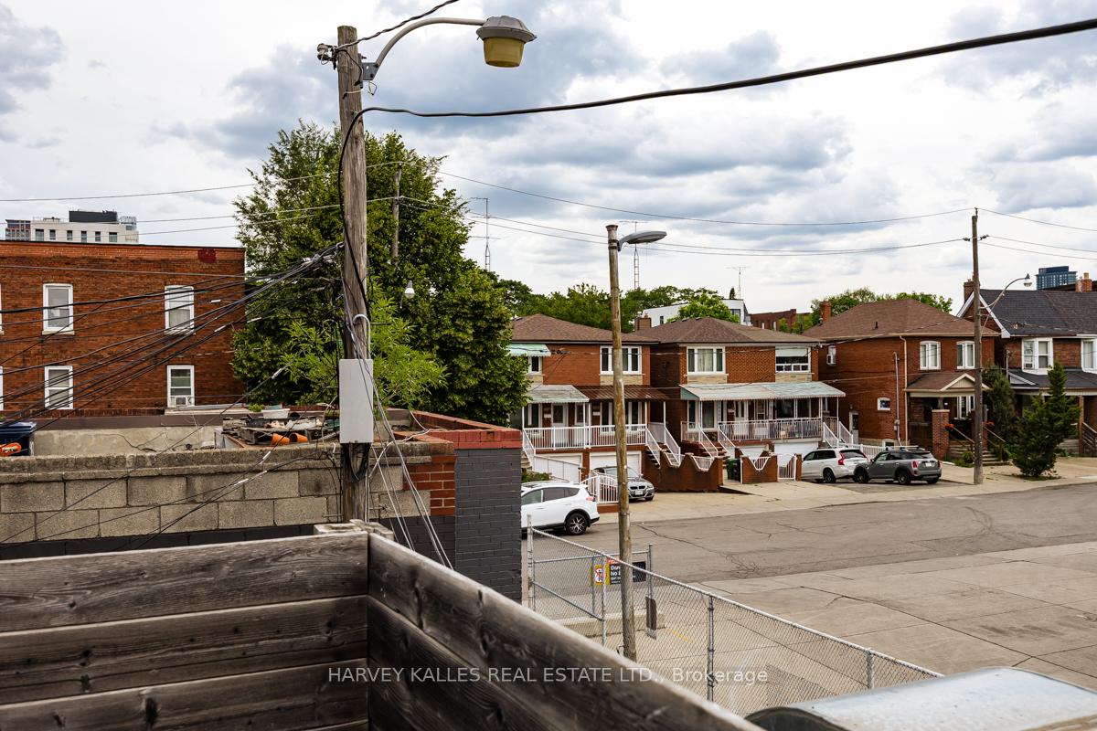 914 Bloor Street W Upper, Toronto Unit: Upper