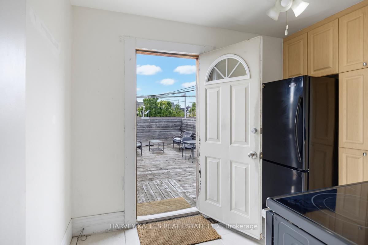 914 Bloor Street W Upper, Toronto Unit: Upper