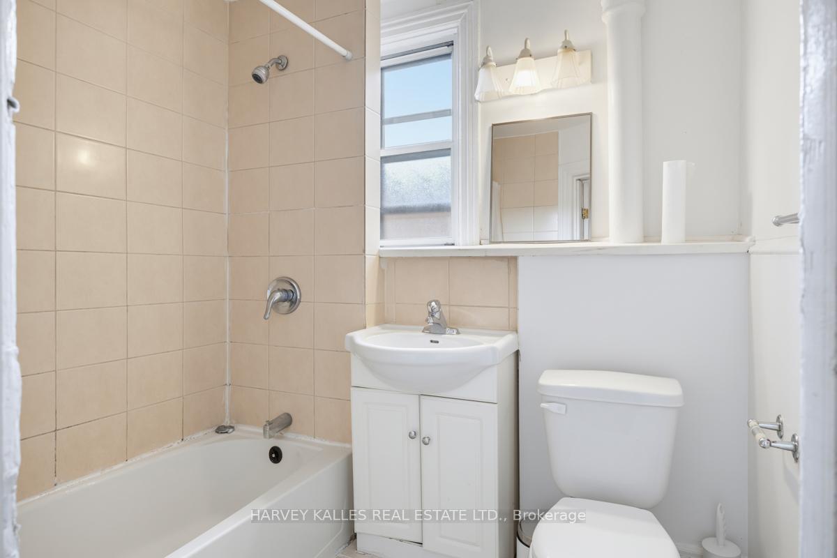 914 Bloor Street W Upper, Toronto Unit: Upper
