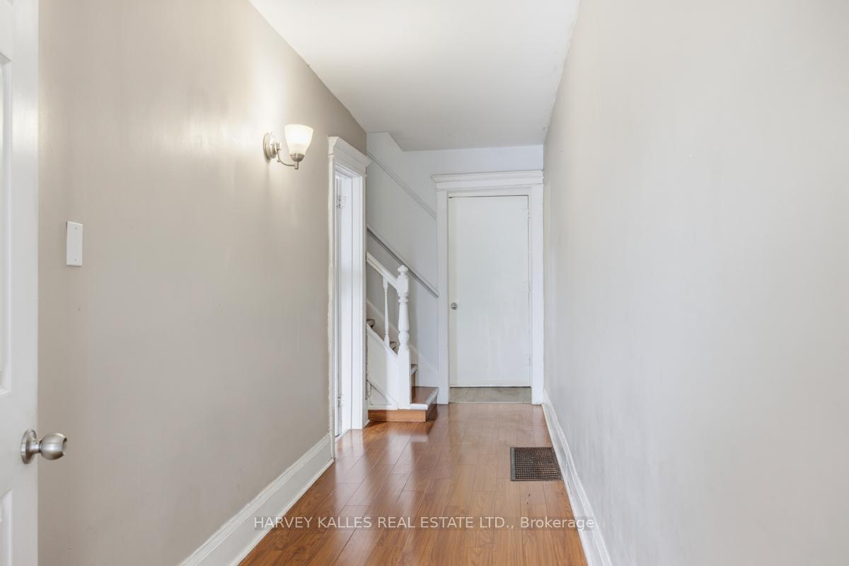 914 Bloor Street W Upper, Toronto Unit: Upper