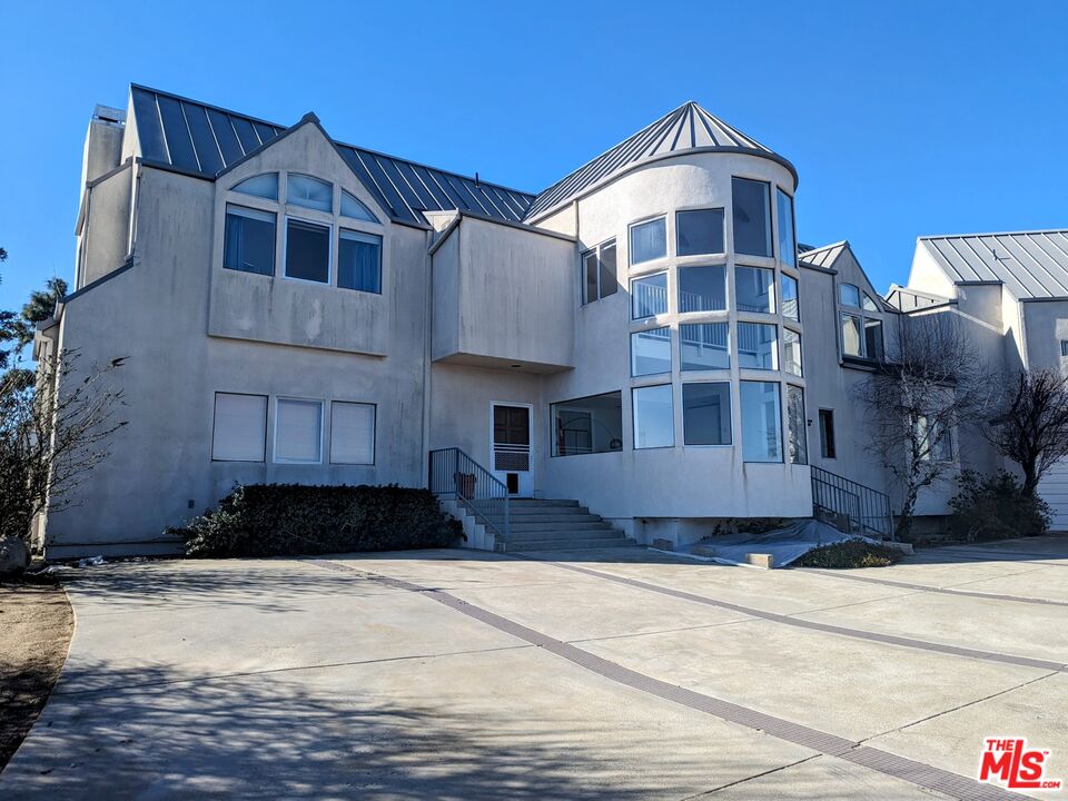 23224 Saddle Peak Rd