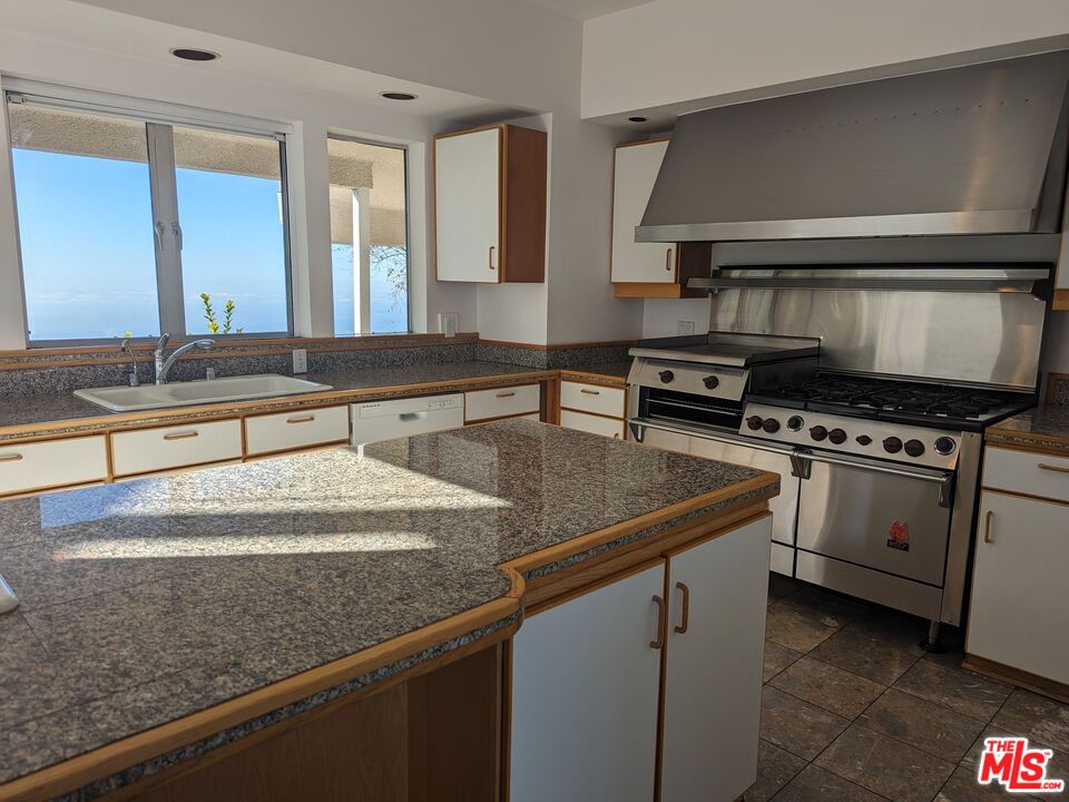 23224 Saddle Peak Rd