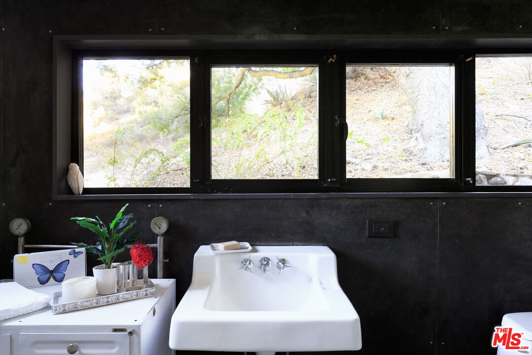 1397 Old Topanga Canyon Rd