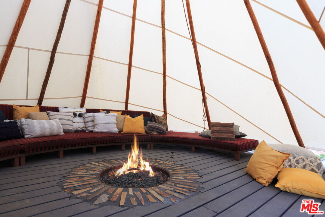 1397 Old Topanga Canyon Rd