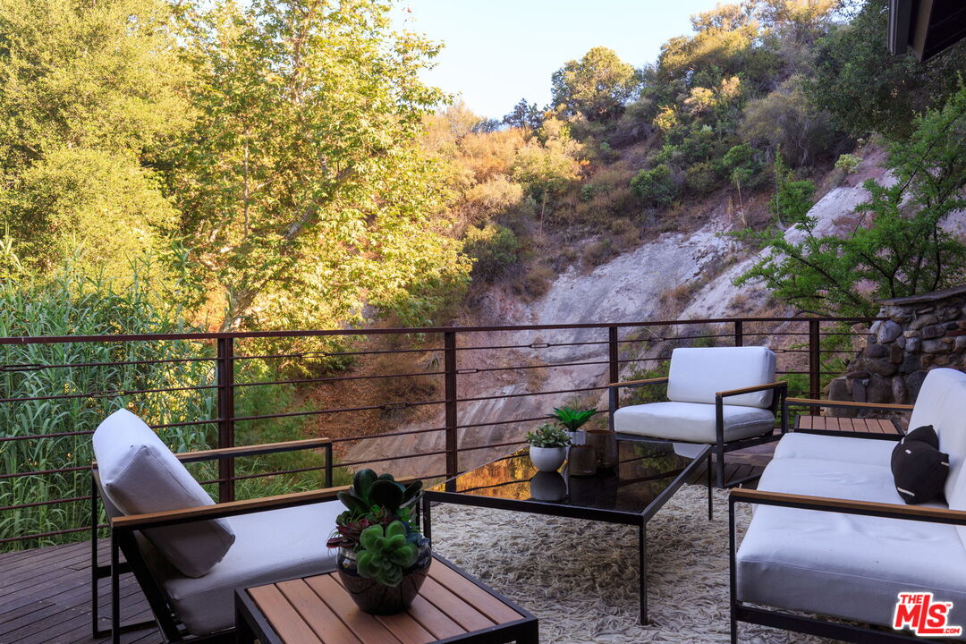 1397 Old Topanga Canyon Rd