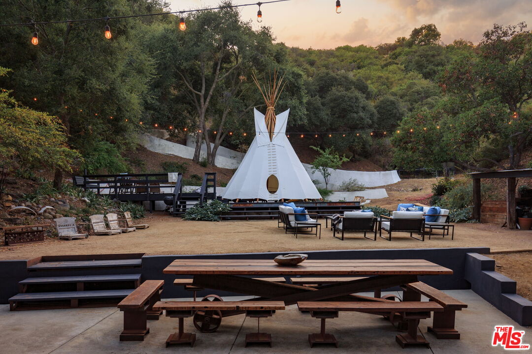 1397 Old Topanga Canyon Rd