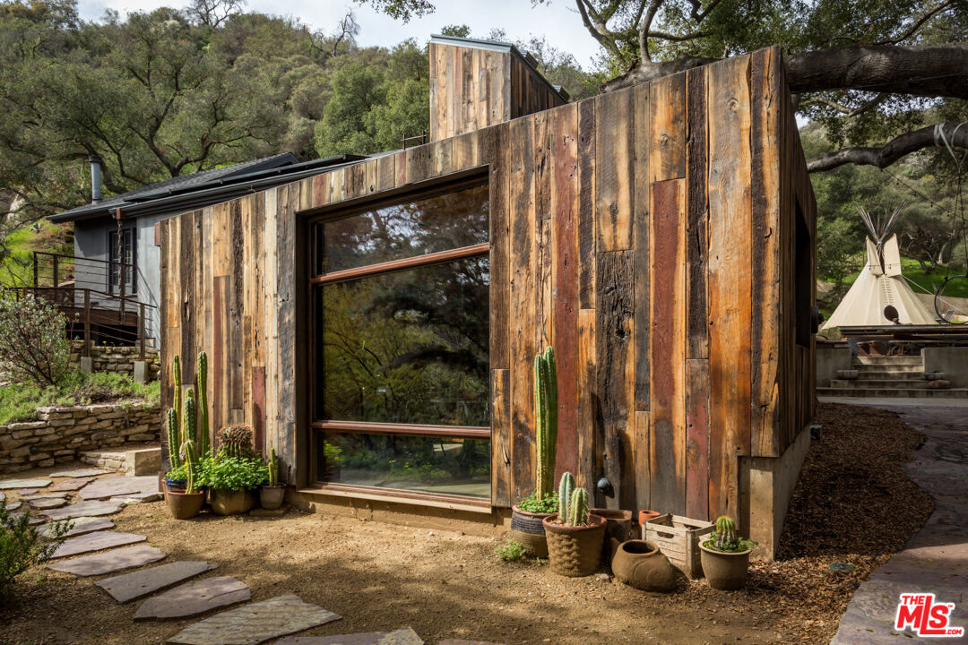 1397 Old Topanga Canyon Rd