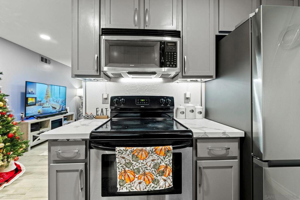 1386 E Madison Ave 10