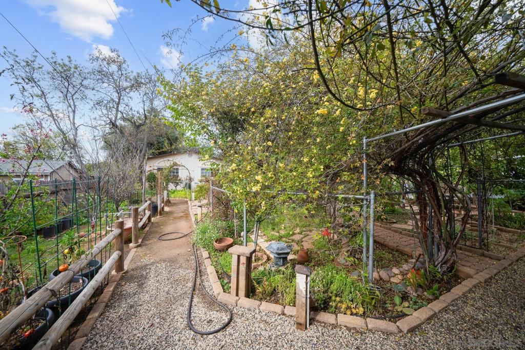 9627 1/2 Los Coches Rd