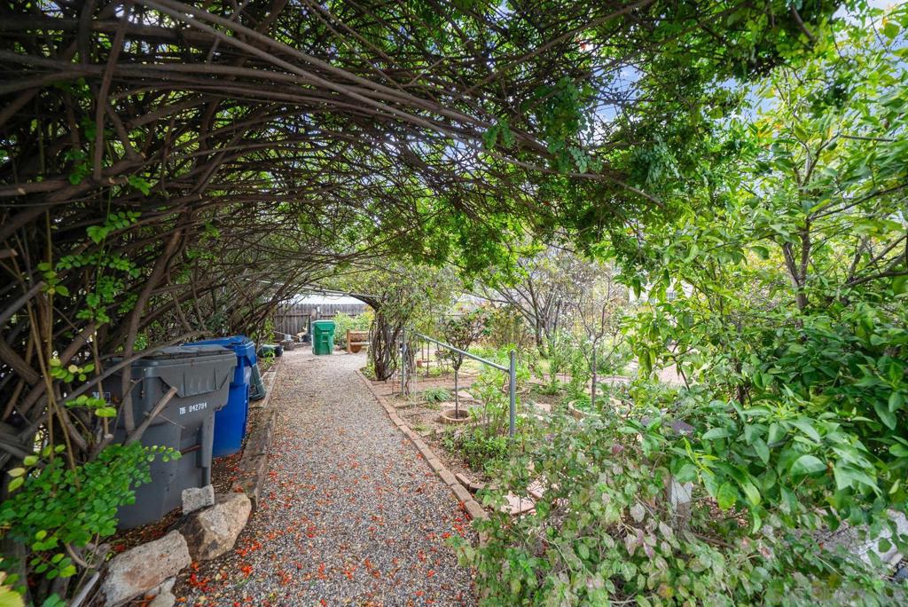 9627 1/2 Los Coches Rd