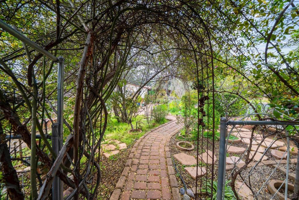 9627 1/2 Los Coches Rd