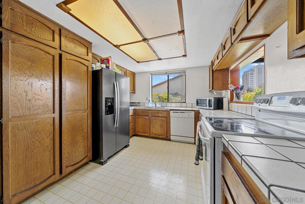 3878 La Jolla Village Dr