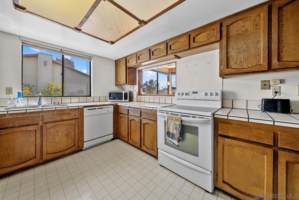 3878 La Jolla Village Dr