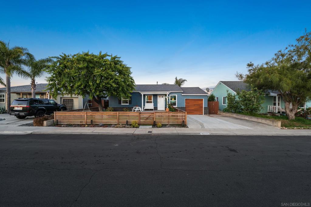 4233 E E Overlook Dr