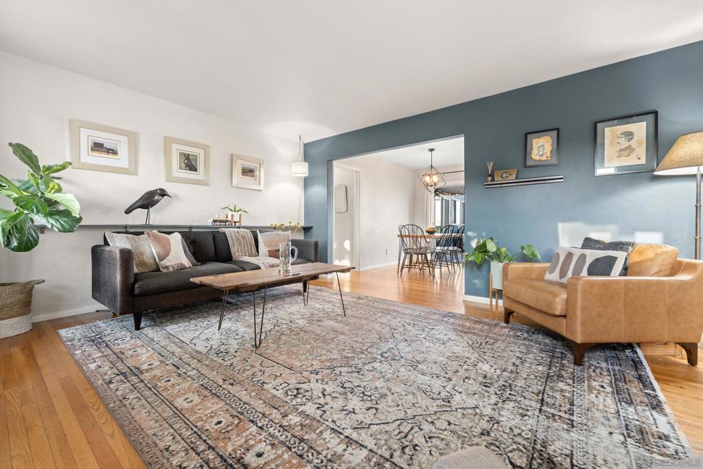 4233 E E Overlook Dr