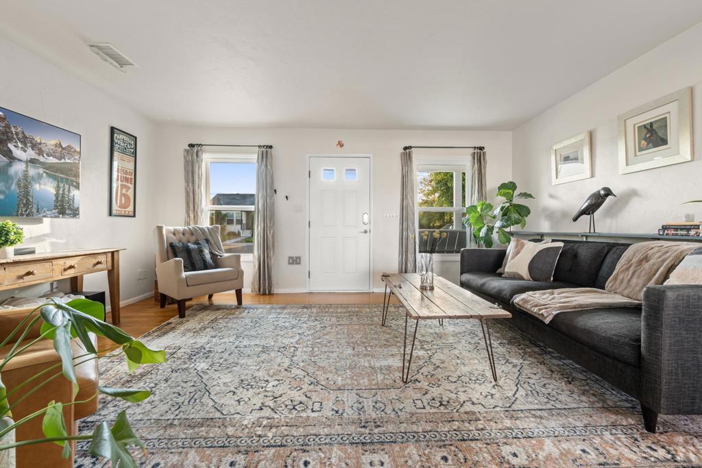 4233 E E Overlook Dr