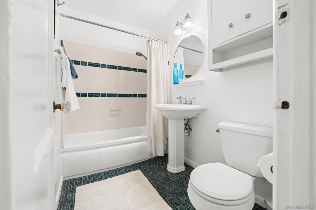 4233 E E Overlook Dr