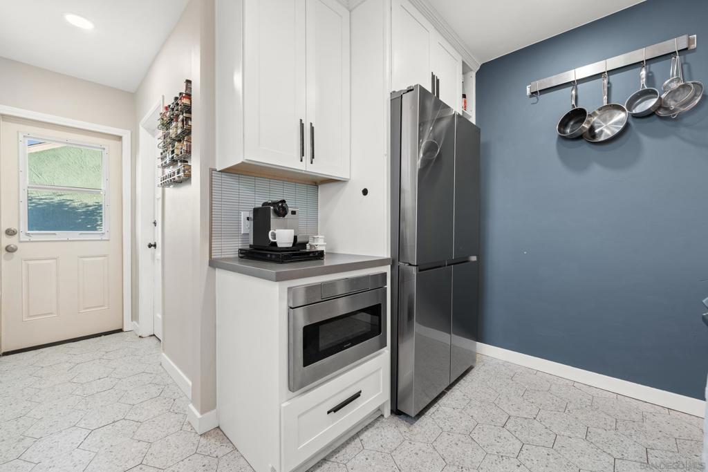 4233 E E Overlook Dr