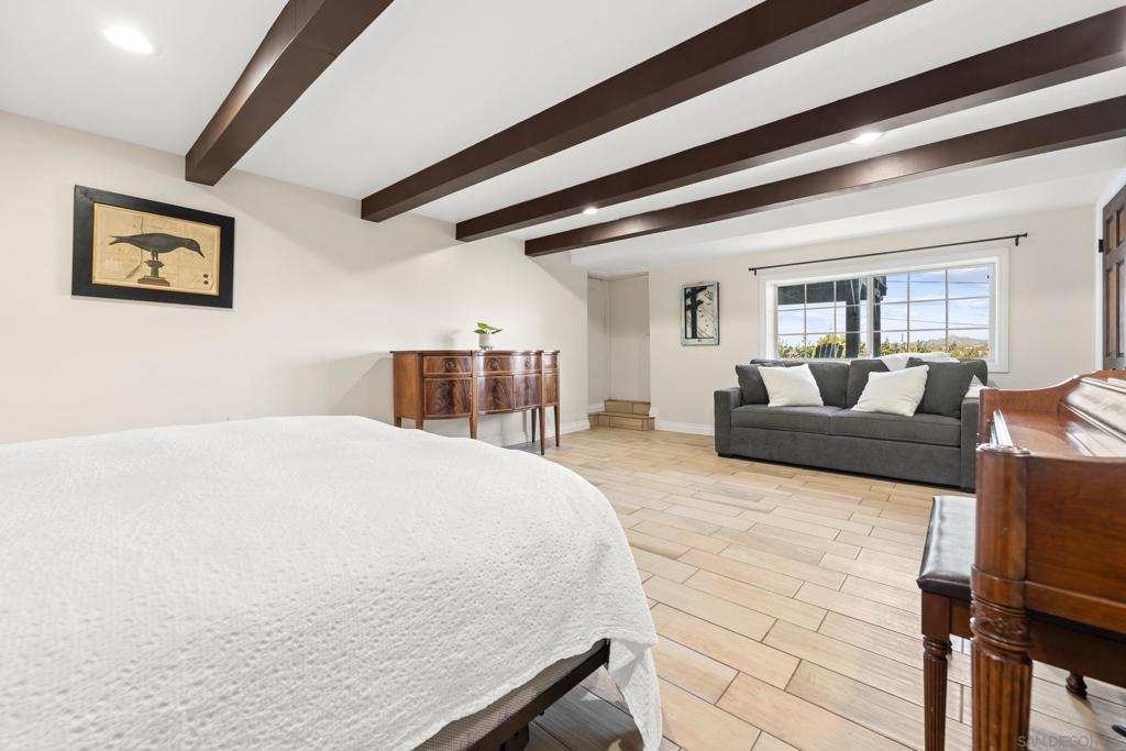 4233 E E Overlook Dr