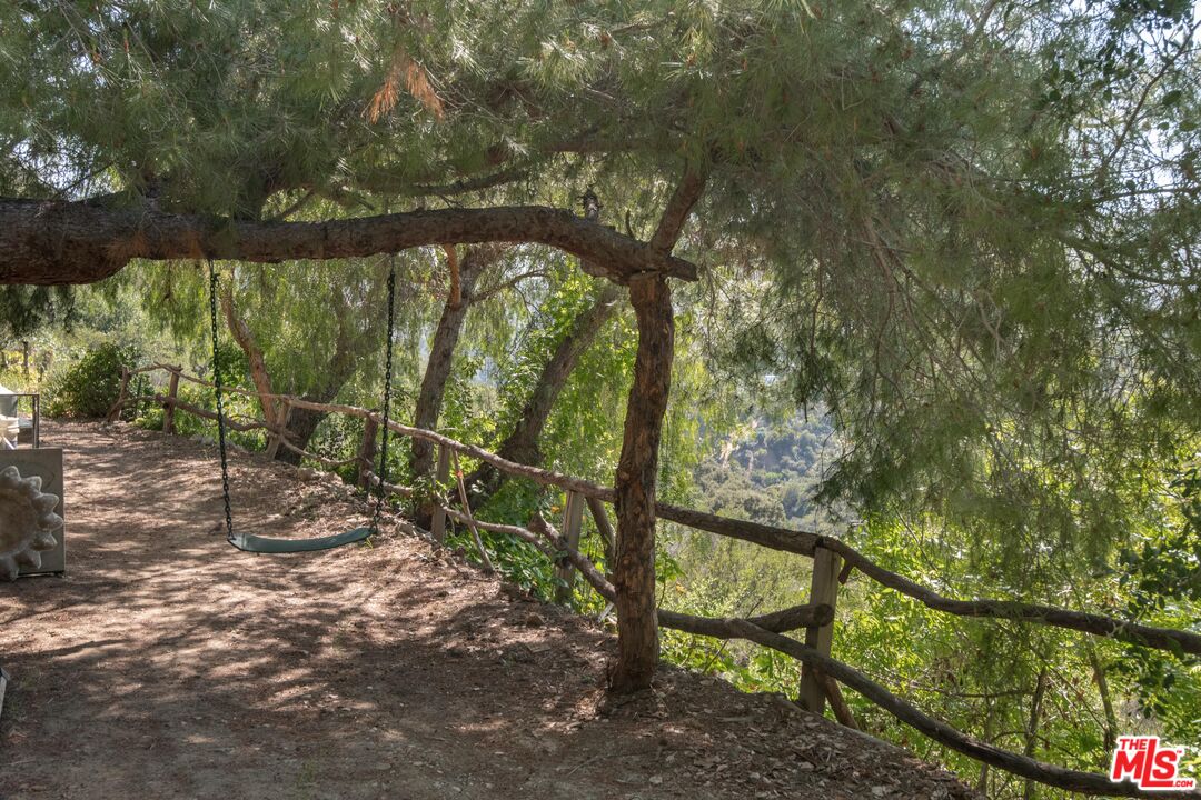 2095 Topanga Skyline Dr