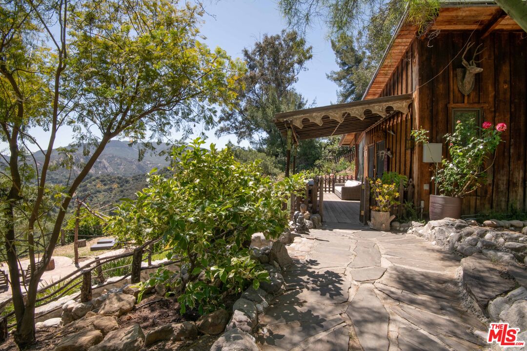 2095 Topanga Skyline Dr