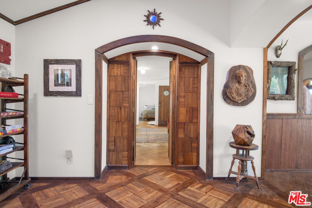 2095 Topanga Skyline Dr