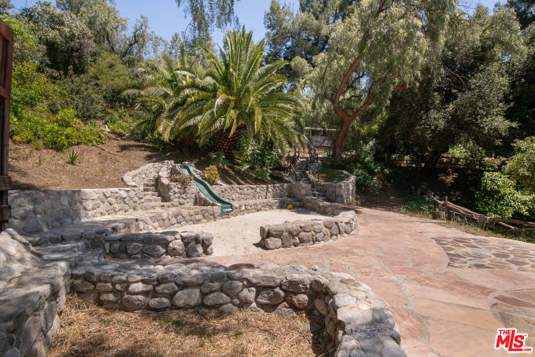 2095 Topanga Skyline Dr