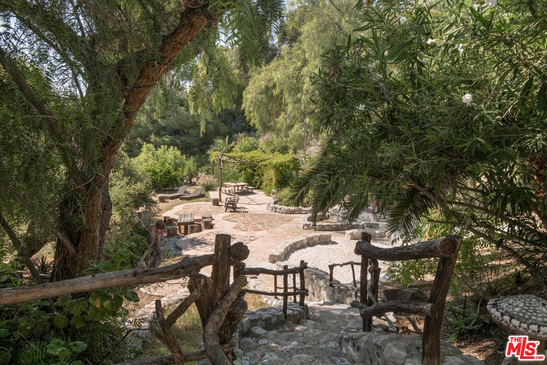 2095 Topanga Skyline Dr
