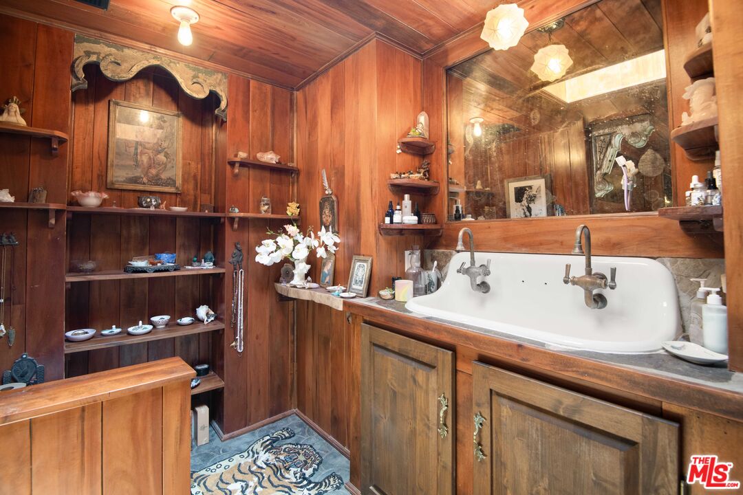 2095 Topanga Skyline Dr