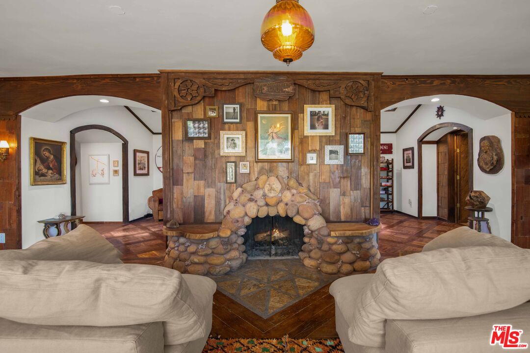 2095 Topanga Skyline Dr