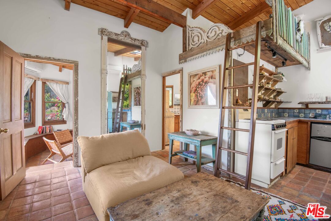 2095 Topanga Skyline Dr