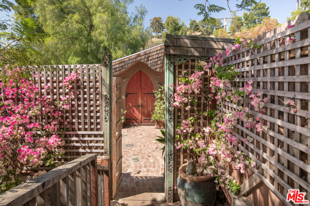 2095 Topanga Skyline Dr
