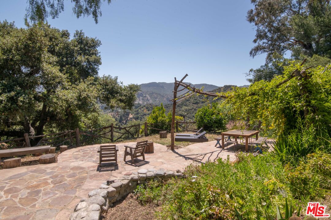 2095 Topanga Skyline Dr