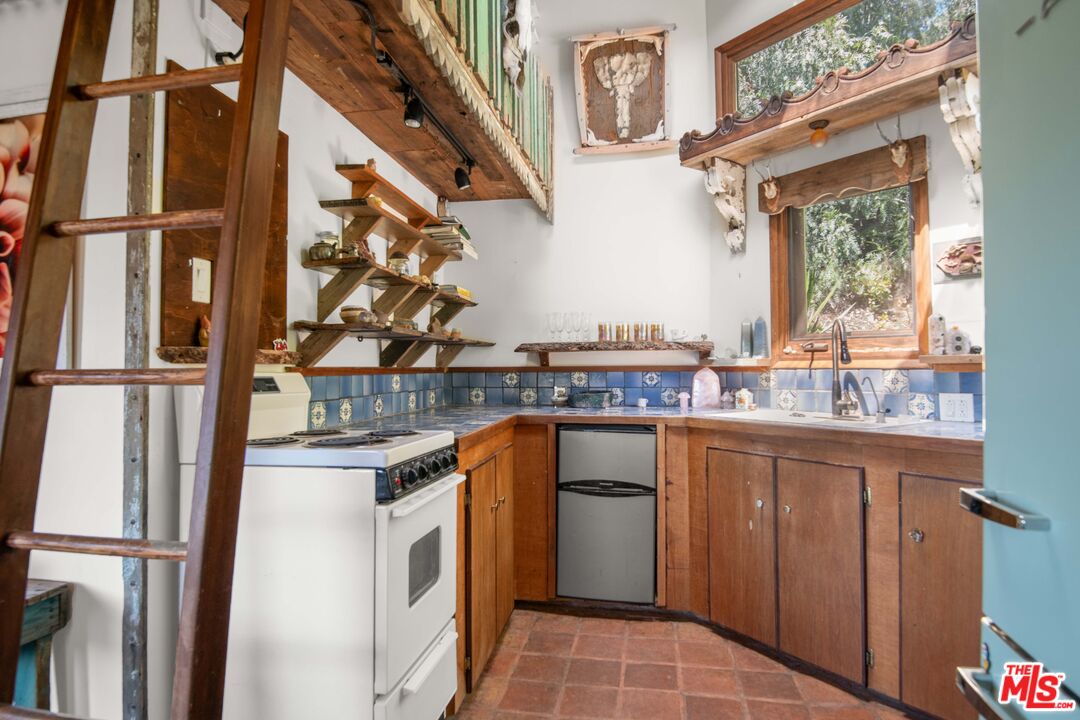 2095 Topanga Skyline Dr