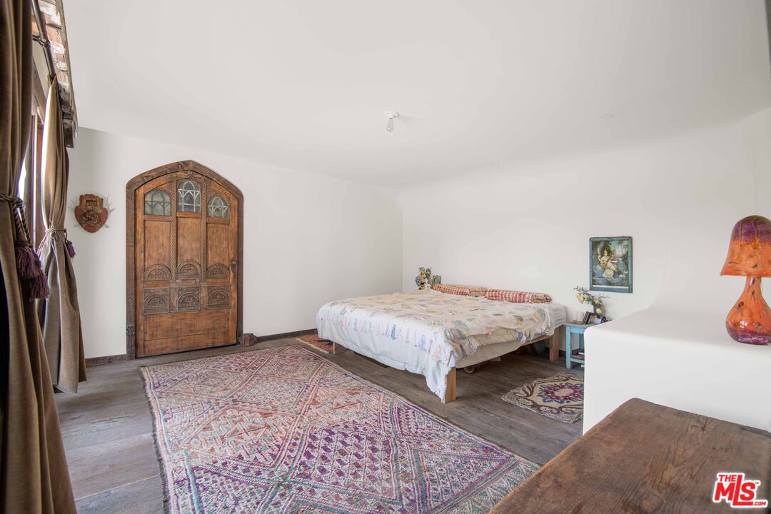 2095 Topanga Skyline Dr