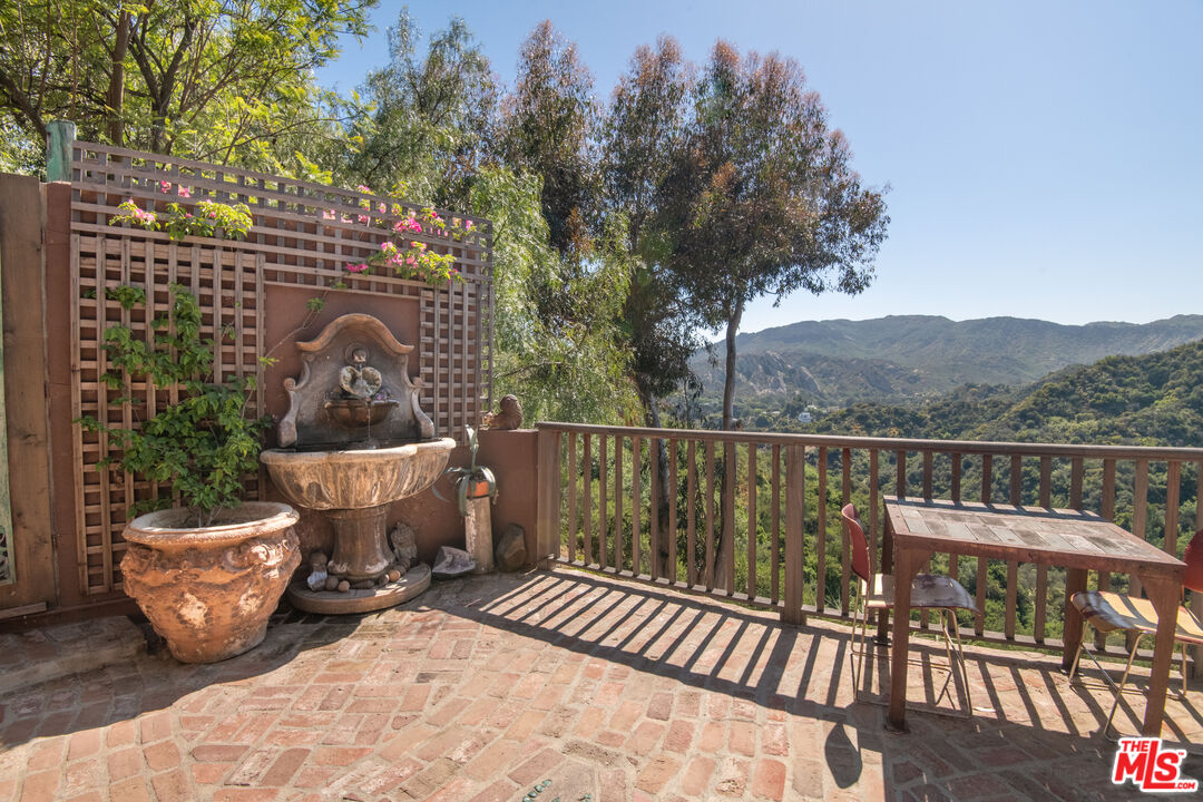 2095 Topanga Skyline Dr