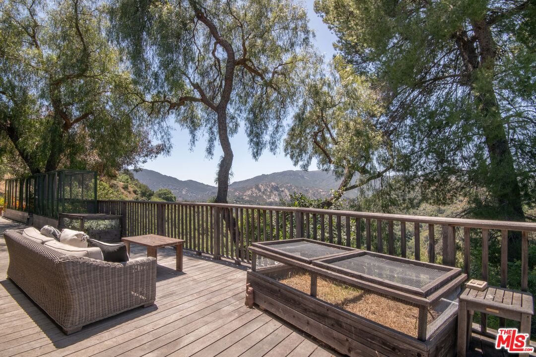 2095 Topanga Skyline Dr