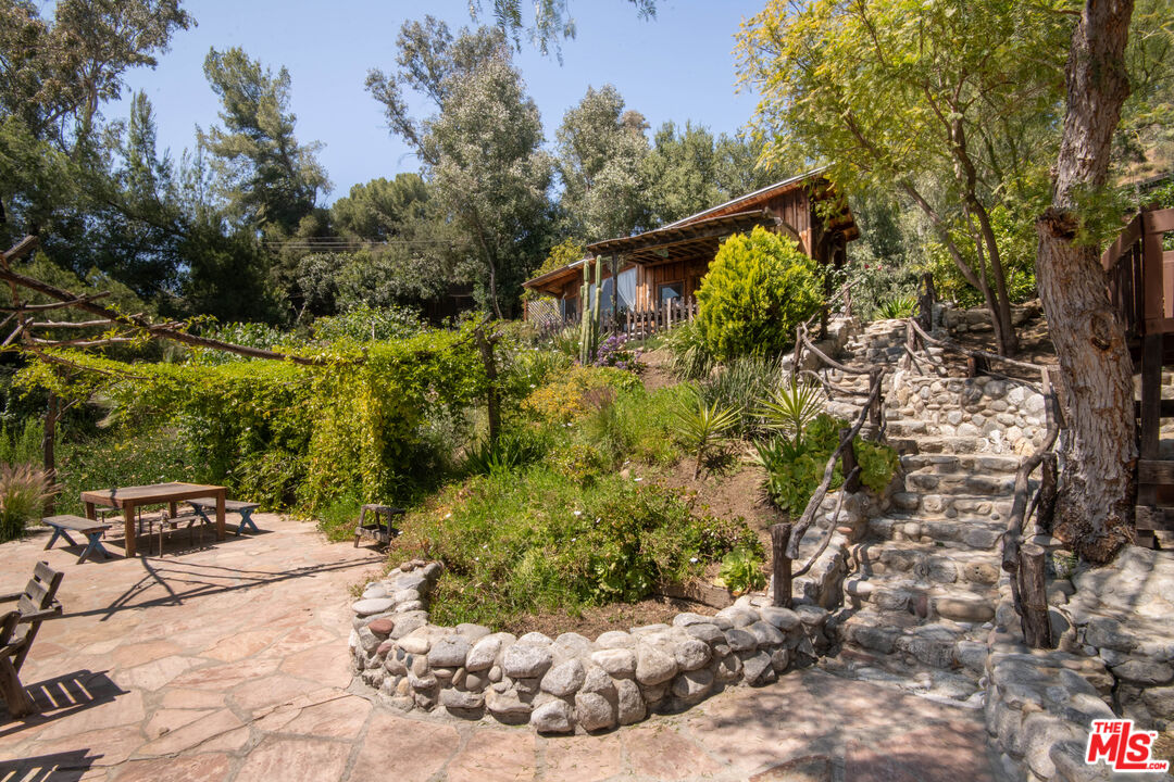 2095 Topanga Skyline Dr