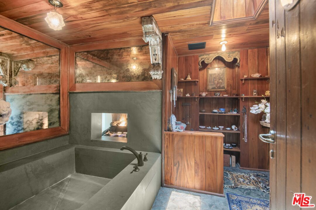 2095 Topanga Skyline Dr