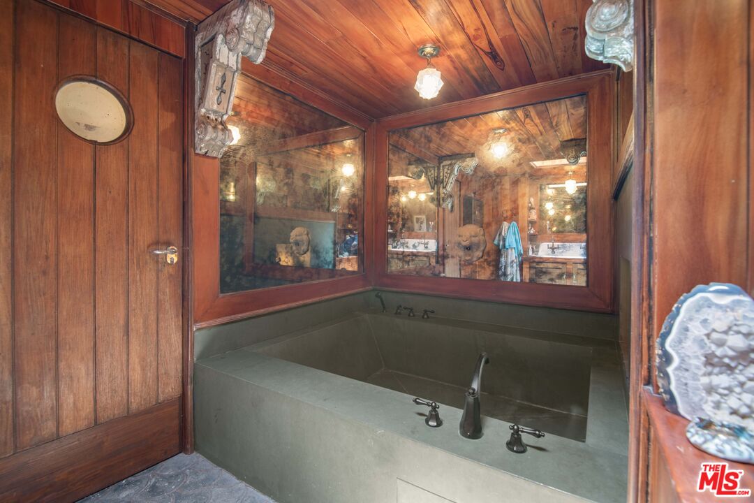 2095 Topanga Skyline Dr