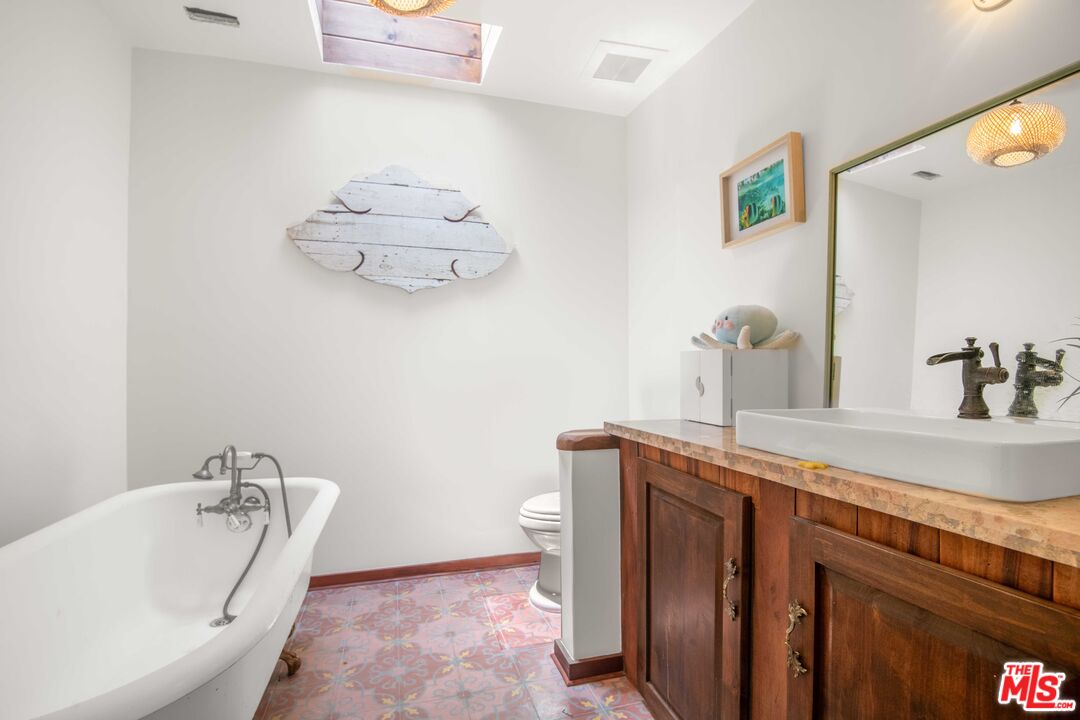 2095 Topanga Skyline Dr