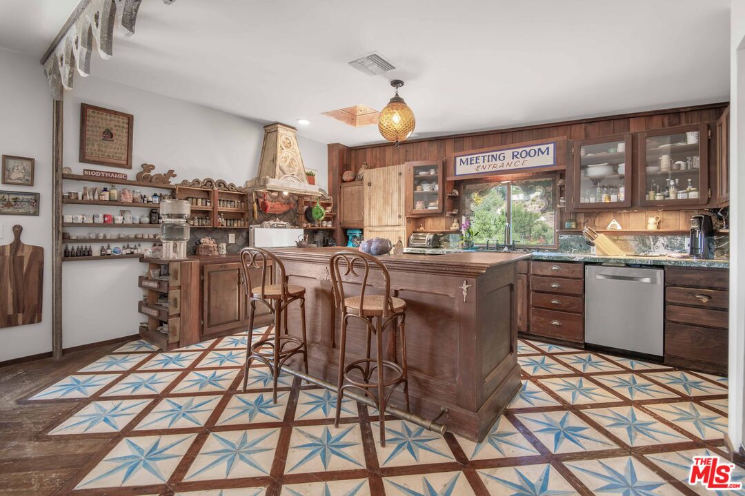 2095 Topanga Skyline Dr