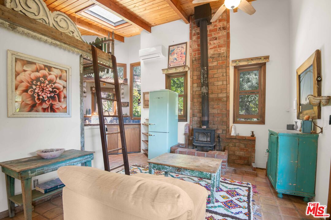 2095 Topanga Skyline Dr